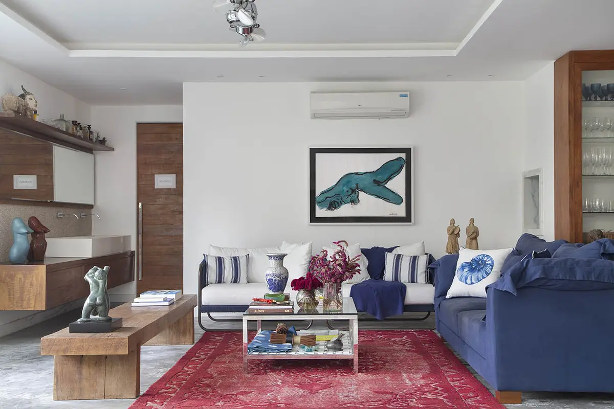 Living contemporáneo con sofá azul, alfombra bordo y decoración marinera — proyecto Casa Jardim Guanabara, por Amanda Miranda
