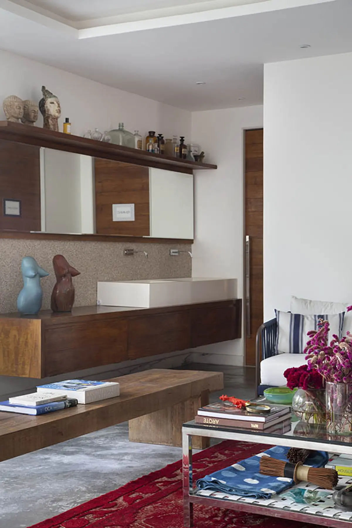 Baño contemporáneo con mueble madera, espejo divisible y taburete cerámico — proyecto Casa Jardim Guanabara, por Amanda Miranda