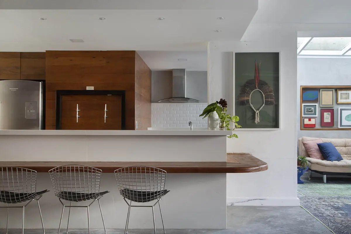 Cozinha Com Ilha Estilo Moderno com cor predominante Cinza do Projeto Casa Jardim Guanabara por Amanda Miranda