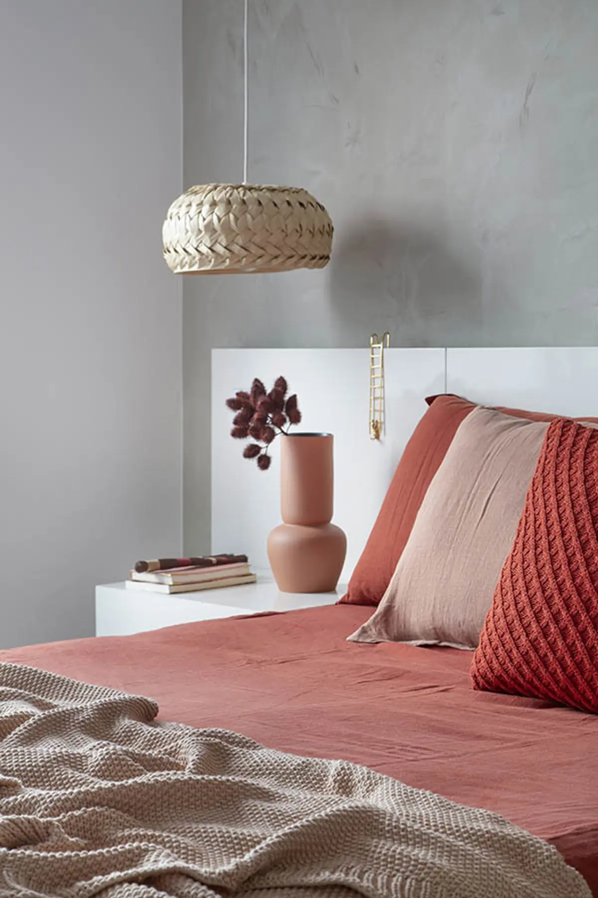Quarto Quarto de casal Estilo Escandinavo com cor predominante Cinza do Projeto Cobertura Arquiteta por Amanda Miranda
