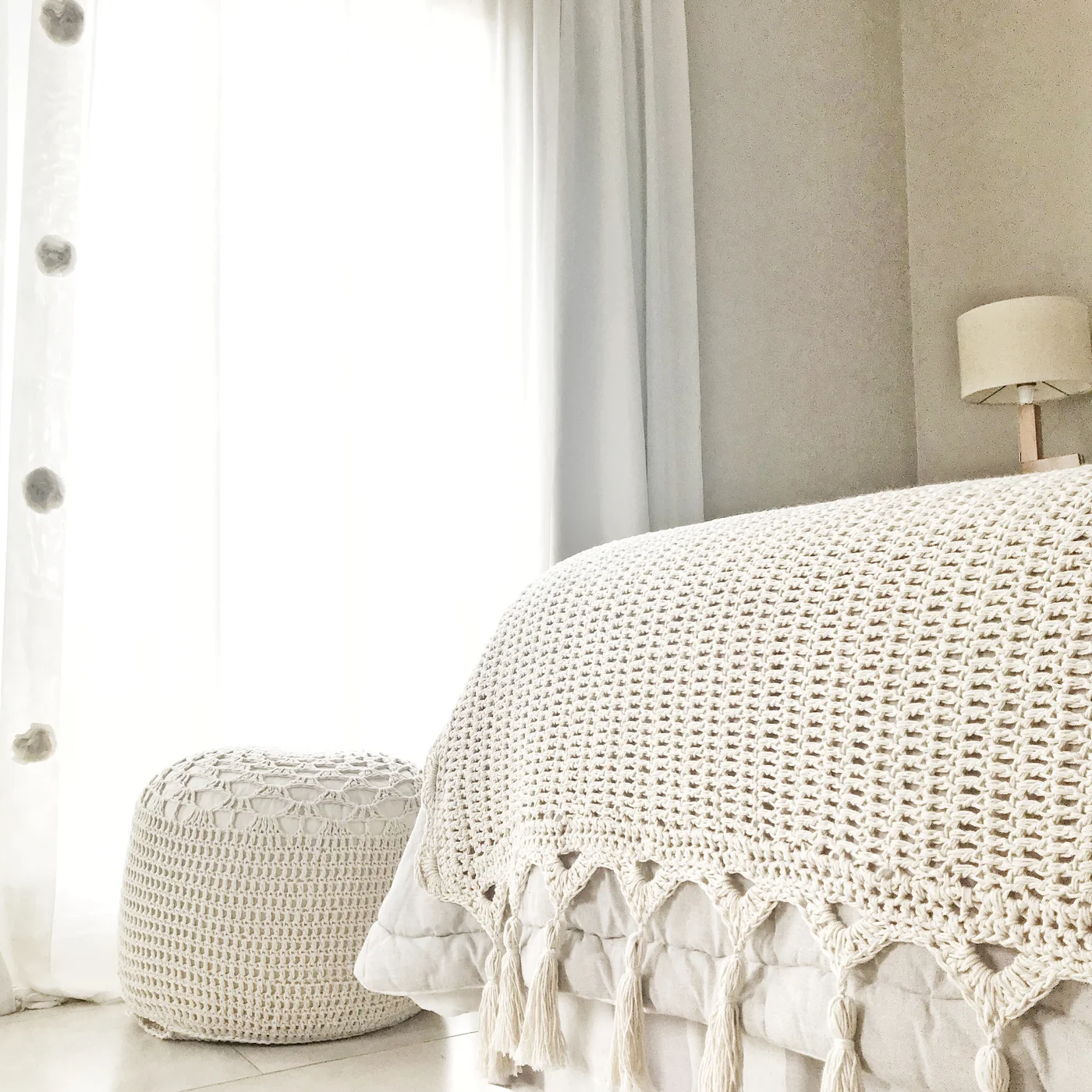 Dormitorio escandinavo con luz natural y detalles bohemio