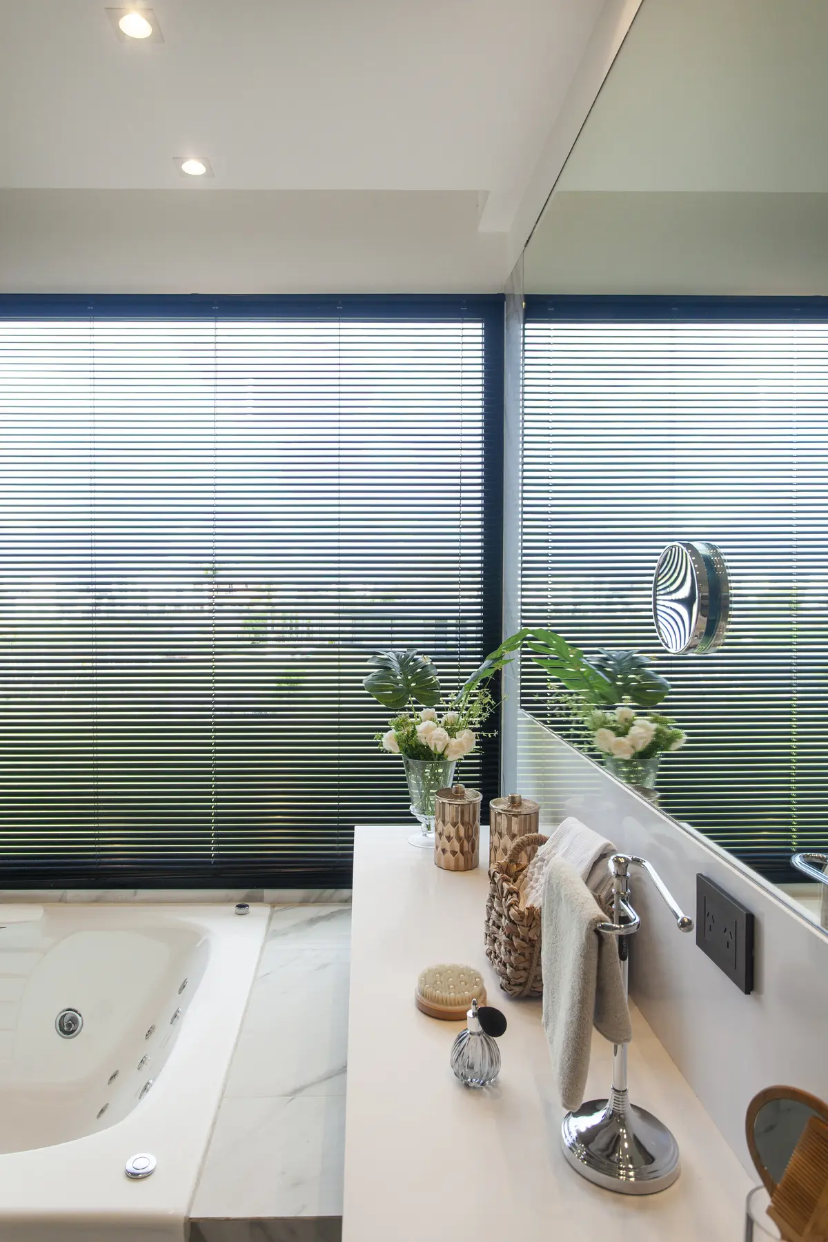 Banheiro moderno com janela panorâmica e banheira de spa — projeto Casa BJM, por Vanguarda Arquitectos, em Belén de Escobar
