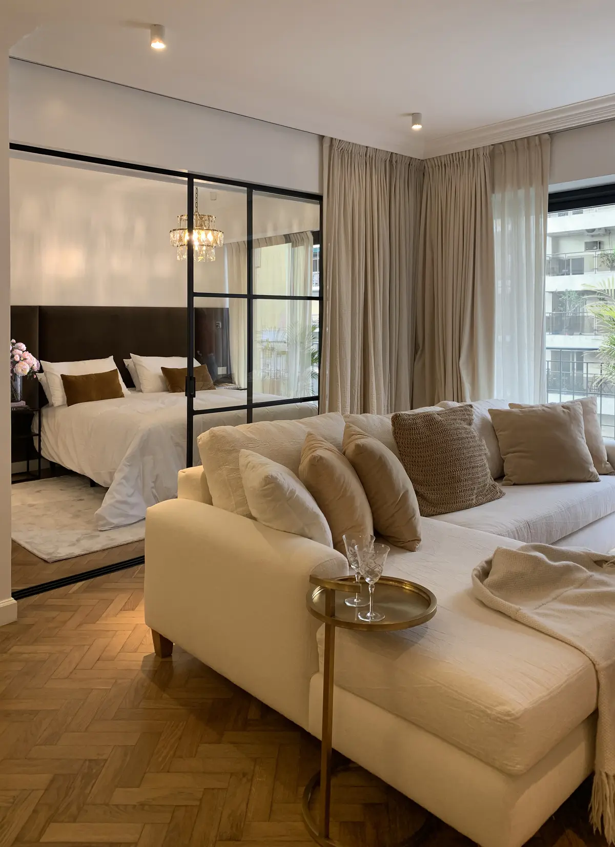 Dormitorio y sala integrados, minimalista, con luz natural y partición de vidrio — proyecto QUINTANA, por Estudio Cést Moi, en Recoleta