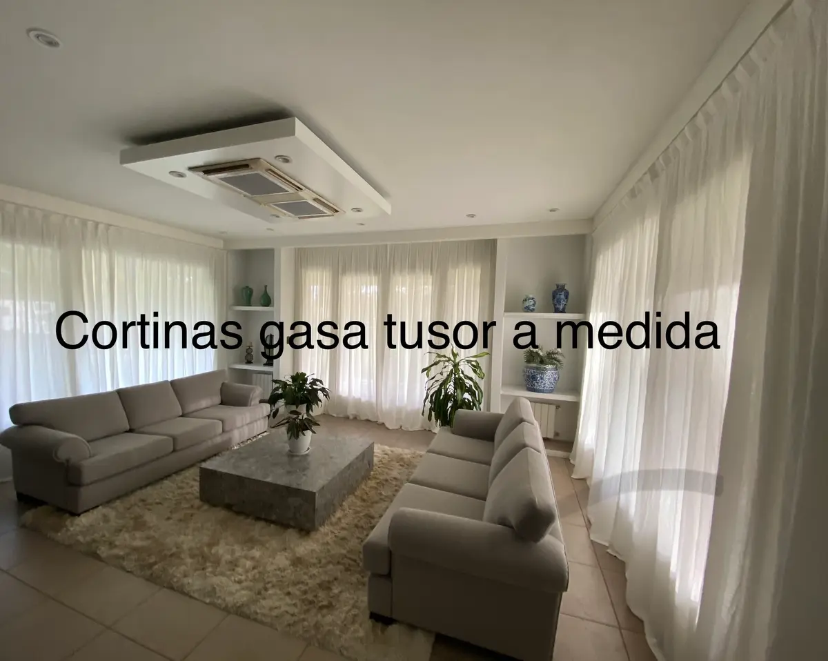 Sala de estar e jantar moderna com muita luz e cortinas brancas — projeto Saint Thomas norte, por Vorh, em Canning