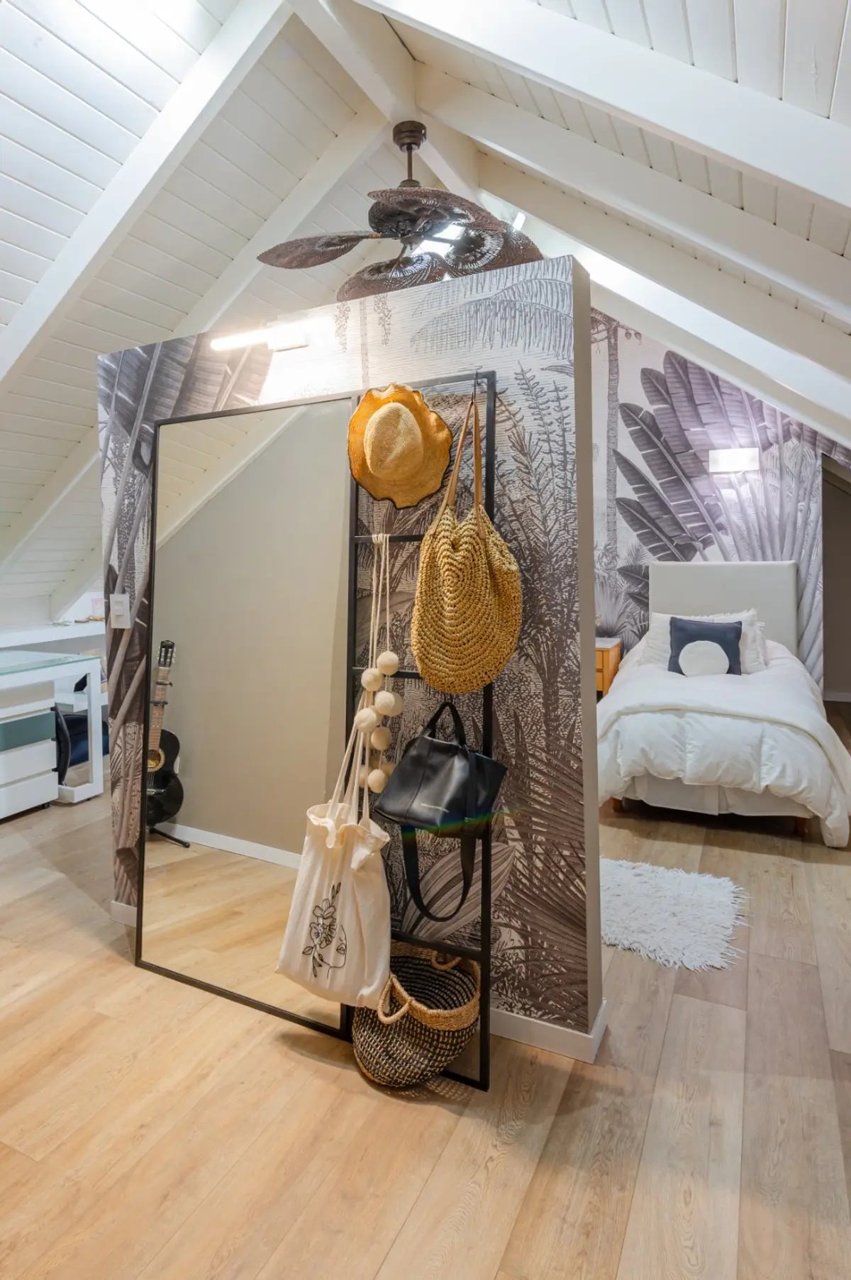 Dormitorio bohemio con techo a dos aguas y papel mural tropical — proyecto Proyecto Altillo, por efe arquitectura, en Ciudad de Córdoba