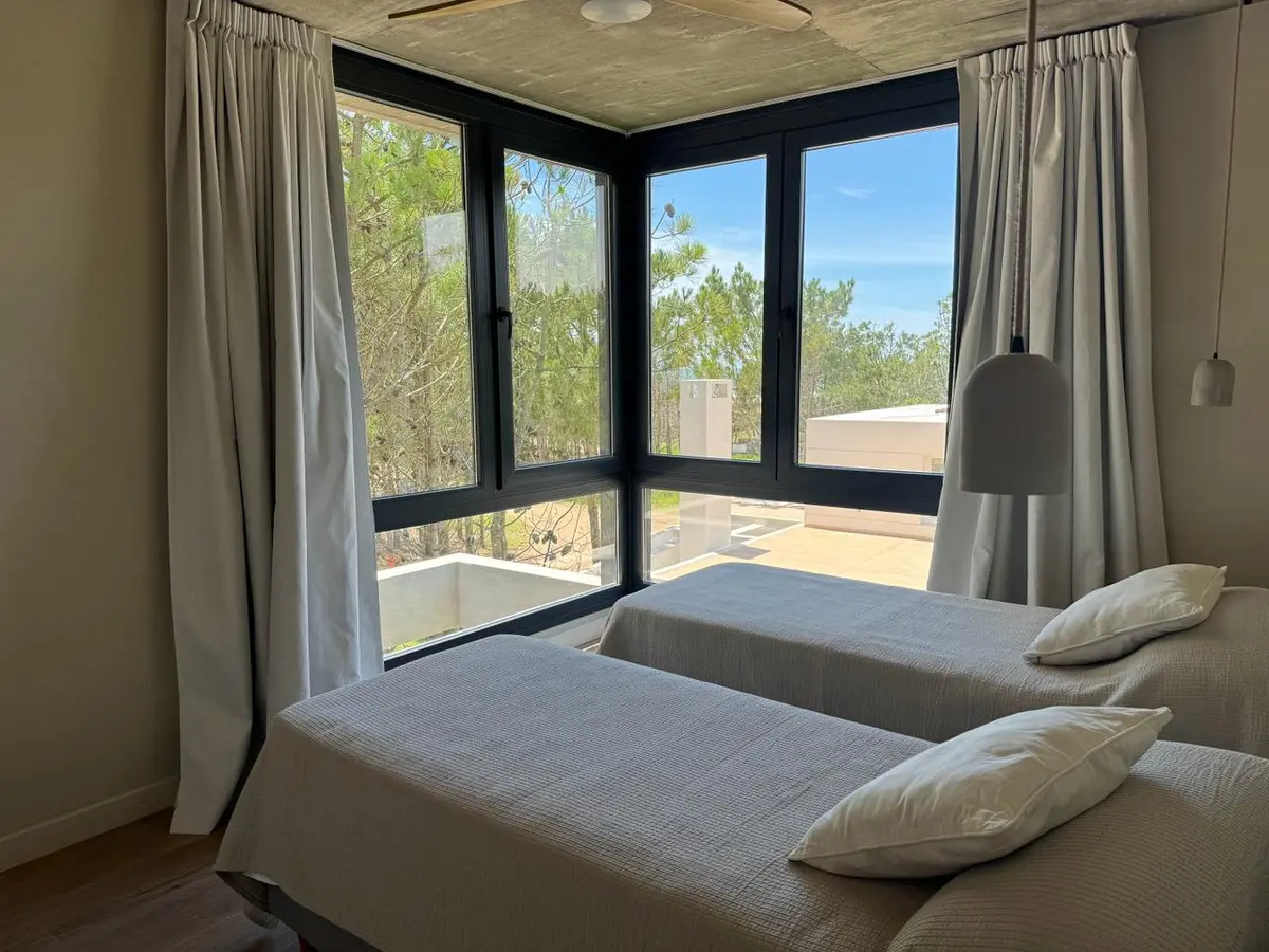 Quarto com duas camas e vista para floresta — projeto Casa CE, por Estudio FORSCH, em Pinamar