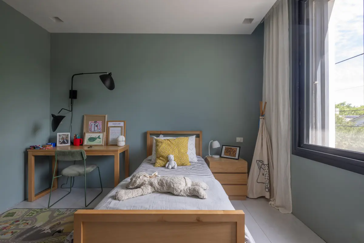 Dormitorio infantil moderno con detalles escandinavos y paleta de colores suaves — proyecto CASA OrBa, por Alfredo Orfila arquitectura, en San Isidro