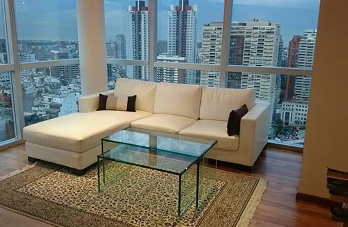 Sala moderna com janelas do chão ao teto e vista urbana — projeto Mesas de diseño a medida, por Cristalcenter, em Buenos Aires