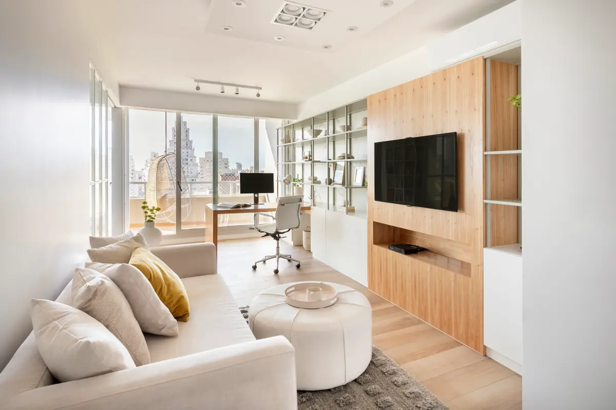 Sala moderna escandinava com muita luz natural e painel de madeira — projeto Mirabilia, por Estudio Basa, em Buenos Aires