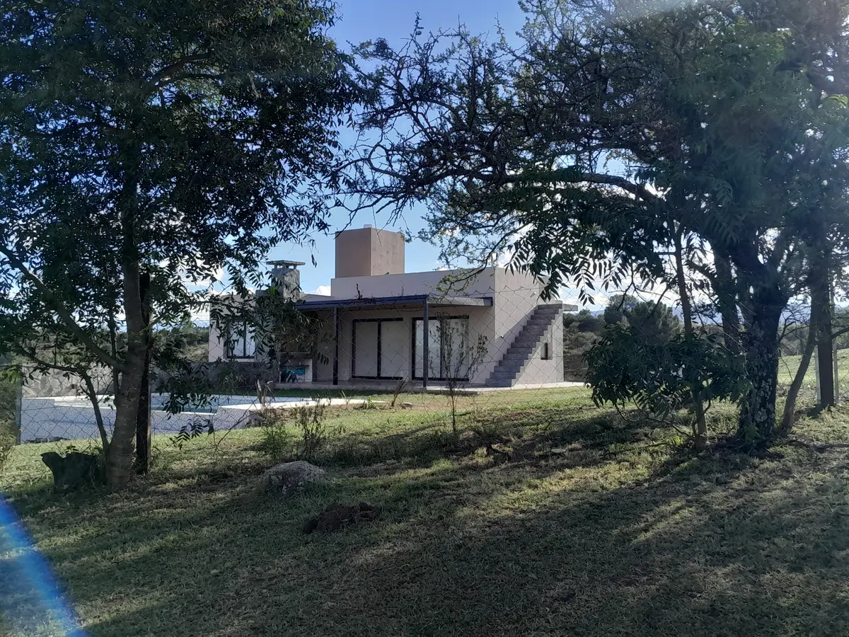 Fachada moderna rústica com tijolo, madeira e janelas grandes — projeto Complejo de Cabañas en Potrero de Garay, Córdoba, por ESTUDIO ARQ.GABRIEL ARIAS, em Córdoba