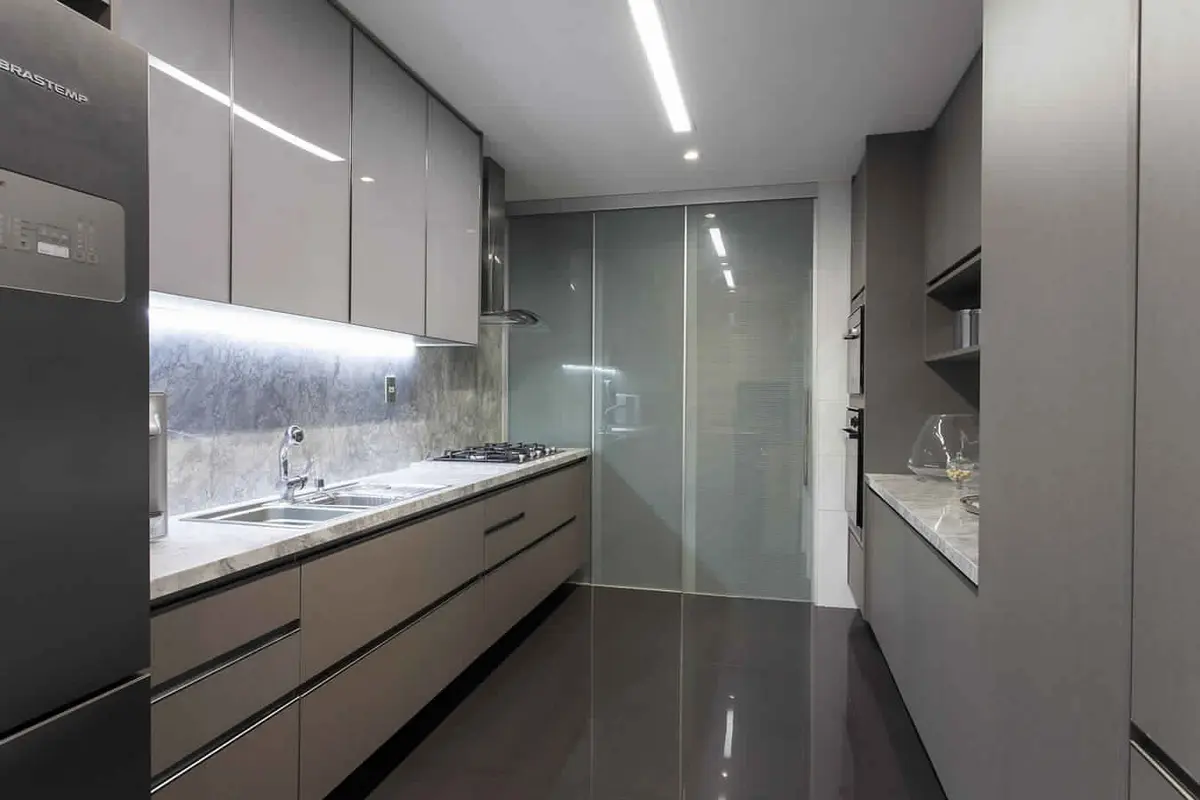 Cozinha Sem Ilha Estilo Moderno com cor predominante Castanho do Projeto Cozinhas por Xico Diniz