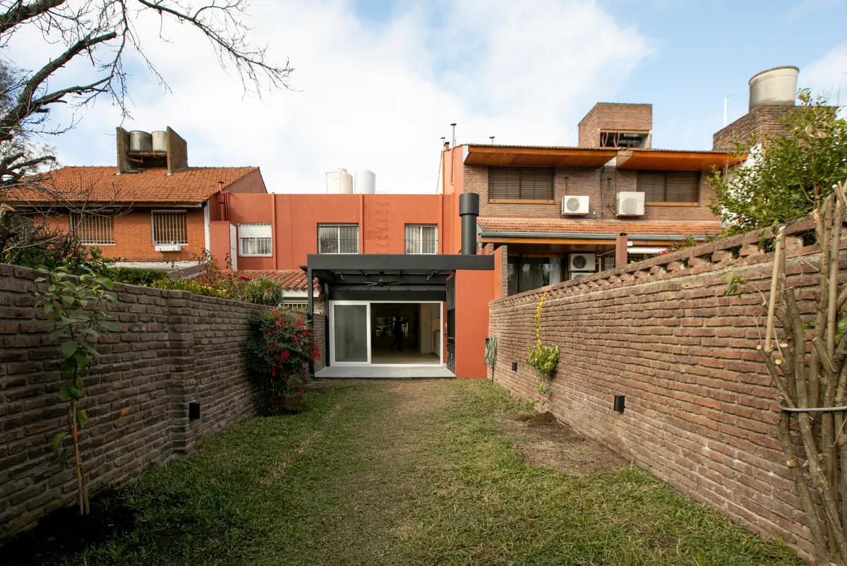 Fachada moderna com tijolos e janelas — projeto Obra Martinez A, por Arq. Lourdes Yarade Saravia, em Martínez