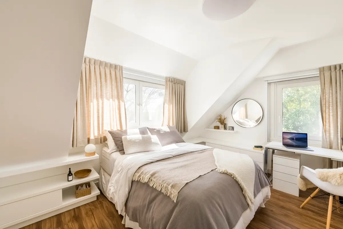 Quarto escandinavo com cama king-size, iluminação natural e armário embutido — projeto Boating Club, por SRMD Arquitectura, em Boating Club