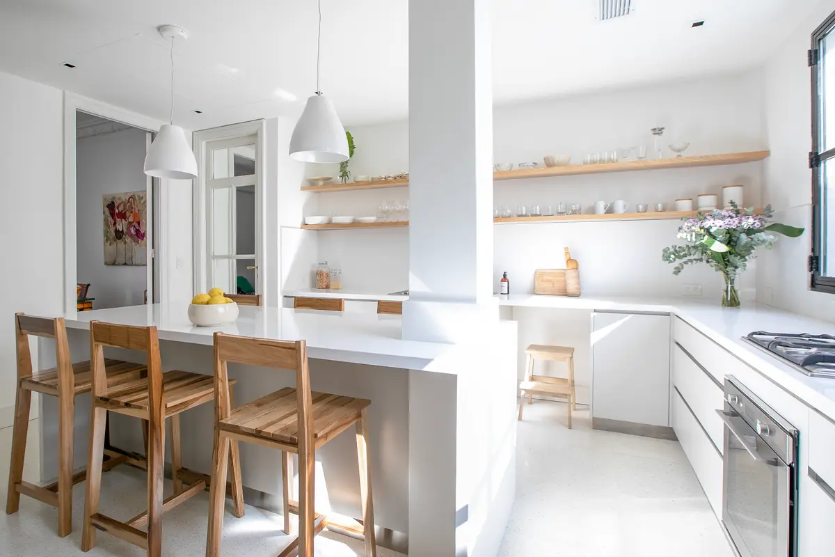 Cocina moderna escandinava con isla y barra — proyecto Av. Santa Fe, por Parq Estudio, en Buenos Aires