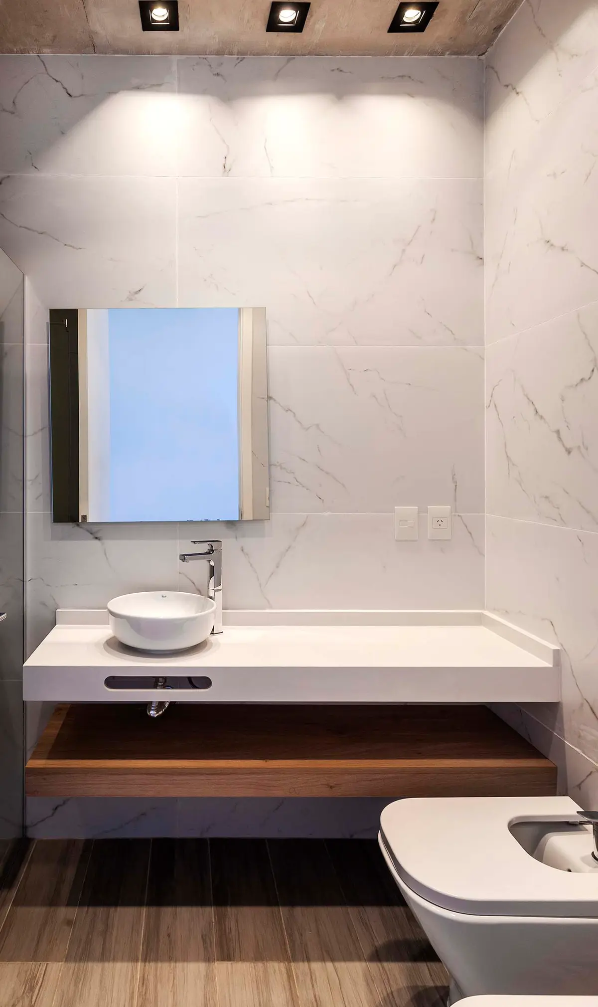 Banheiro moderno minimalista com paredes de mármore e madeira — projeto DISEÑO INTERIOR - CASA VISTAS, por FOCO_arquitectura&diseñointerior, em Belén de Escobar