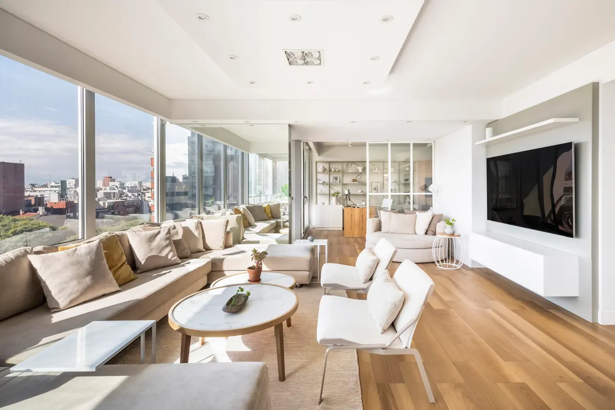 Sala de estar moderna com amplas janelas e vista urbana — projeto Mirabilia, por Estudio Basa, em Buenos Aires