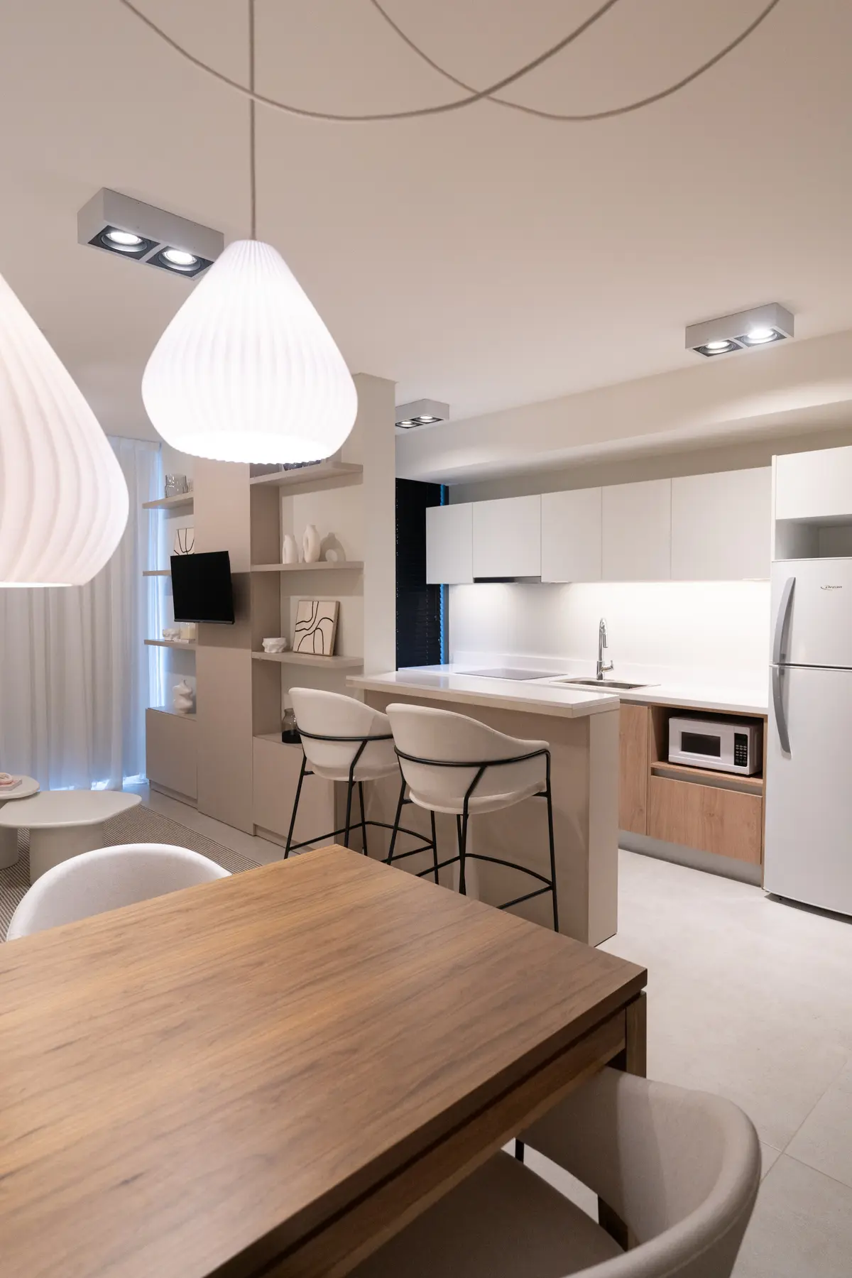 Cocina moderna abierta con isla, barra y mesa de comedor de madera — proyecto EVOQUE, por MB Díseño Interior , en Buenos Aires