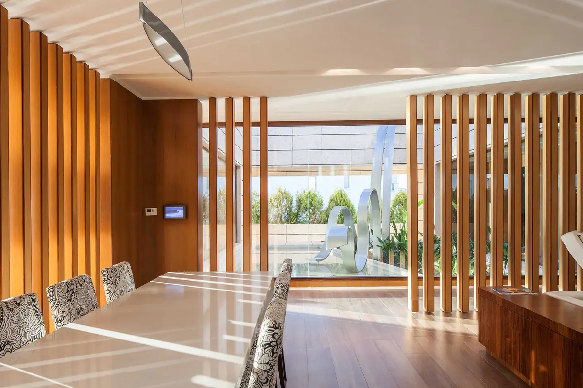 Comedor Estilo Moderno con color predominante Beige del Proyecto Arquitectura de Autor por Ciba Arquitectura