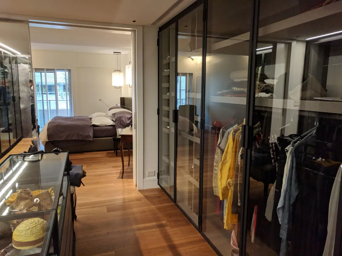dormitorio moderno con vestidor y vitrina — proyecto AT - Departamento en Palermo, por MLS Estudio, en Palermo