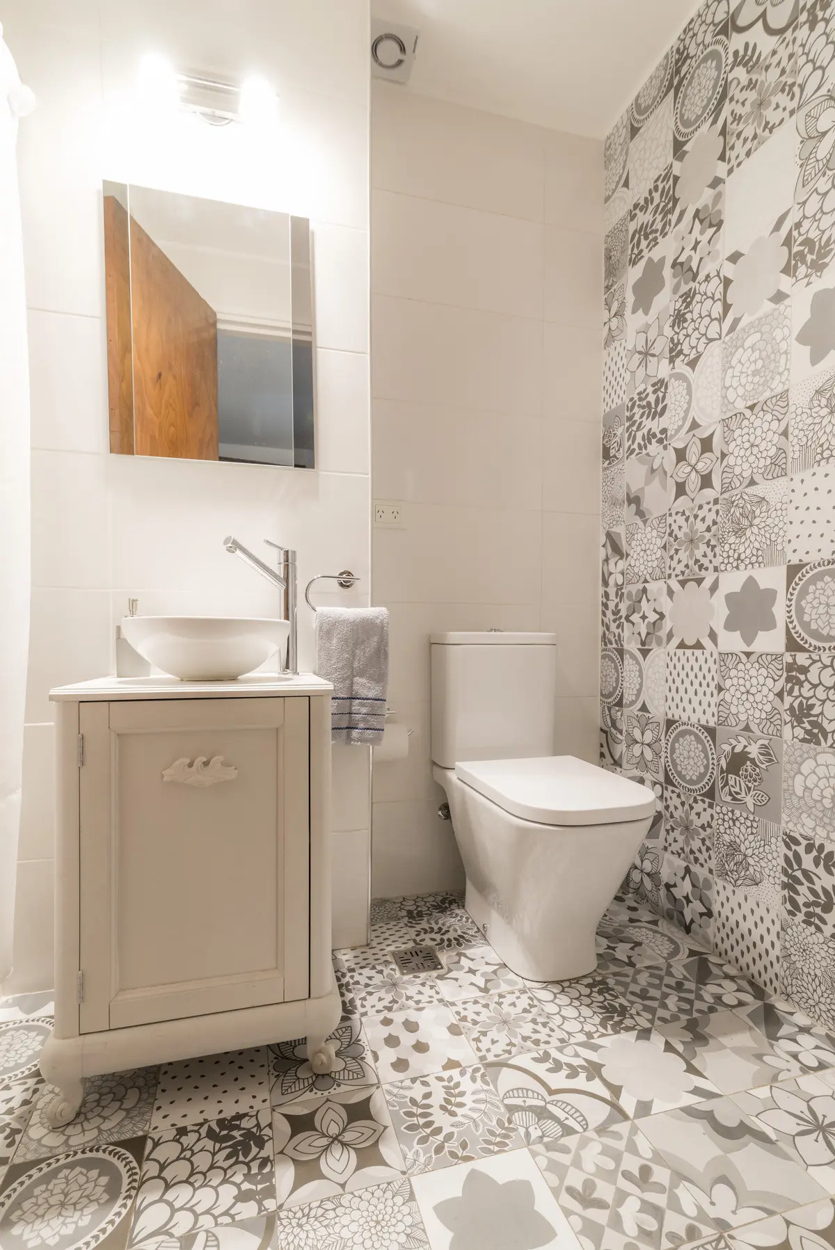 Baño moderno con inodoro, lavabo y vanitory clásico, paredes y piso con baldosas estampadas — proyecto José Hernández, por ST Arquitectas, en CABA