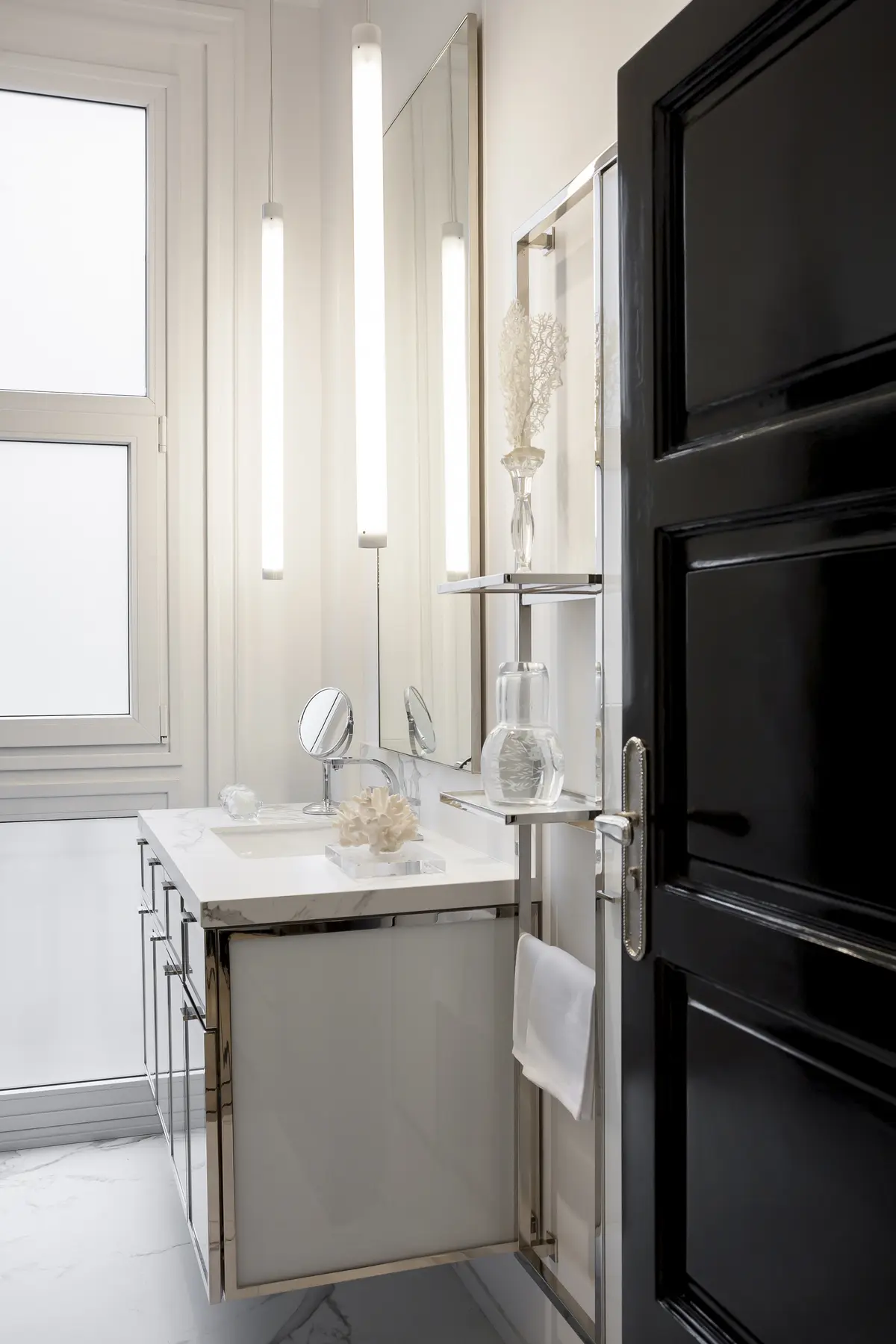 Banheiro moderno com luminárias lineares e detalhes cromados — projeto Departamento Alvear, por Estudio CDW, em Recoleta