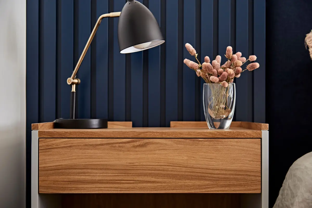 habitación con panelado azul y mesa de noche de madera — proyecto Proyecto Arboris, por URBANO estudio, en San Isidro