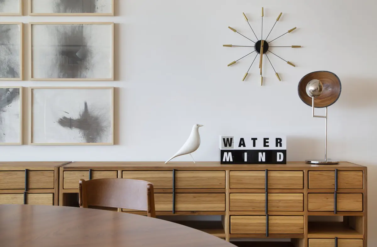 Comedor minimalista con mueble de madera y decoración escandinava — proyecto PS House, por Studio Ro-ca