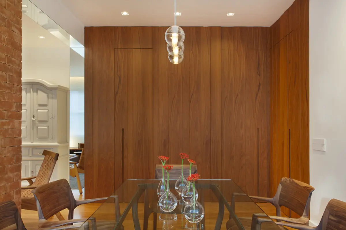 Comedor moderno con revestimiento madera, mesa y sillas de diseño, pendiente vidrio — proyecto MS House, por Studio Ro-ca