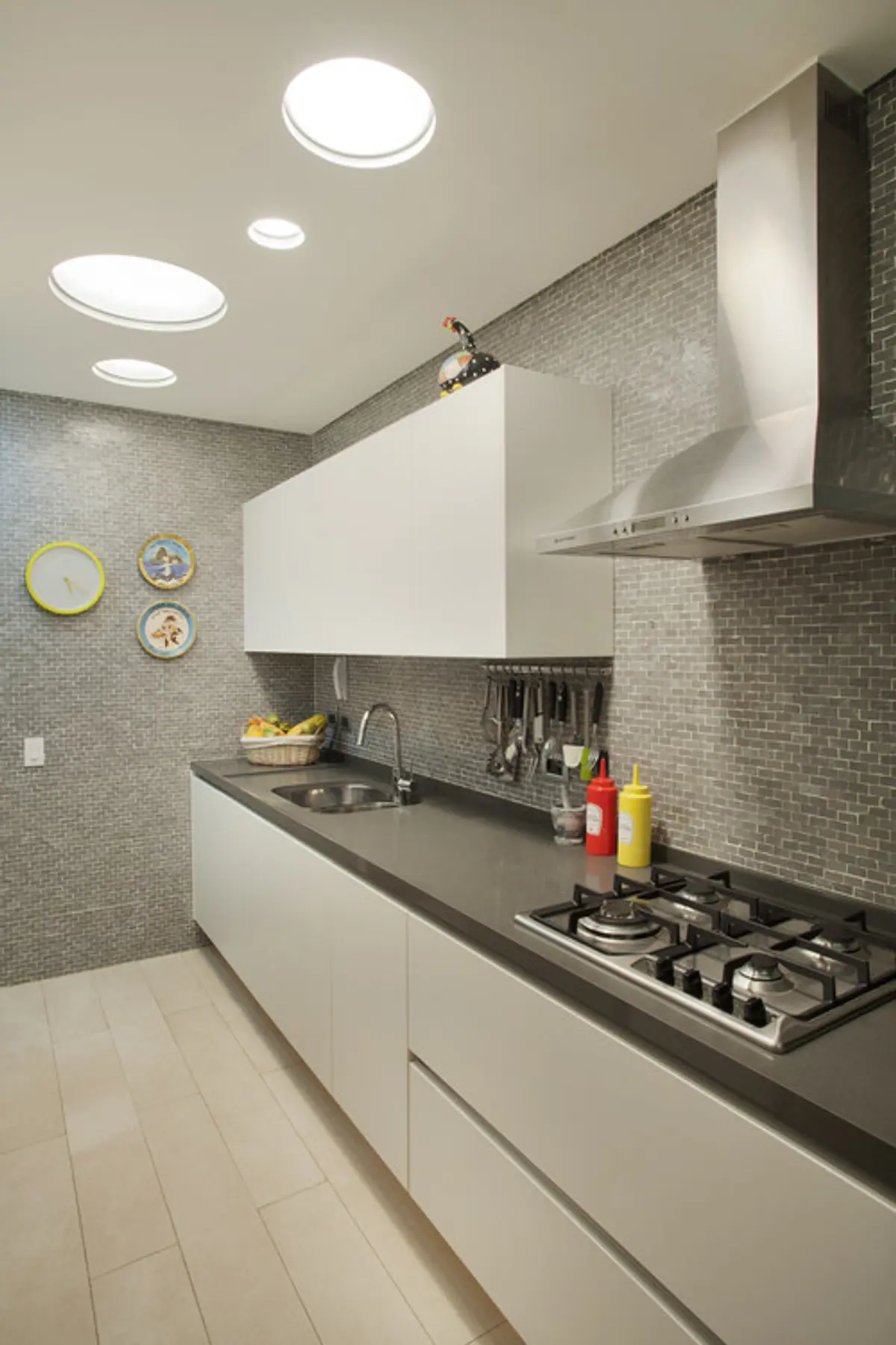 Cocina moderna minimalista con azulejos grises y muebles blancos — proyecto MS House, por Studio Ro-ca