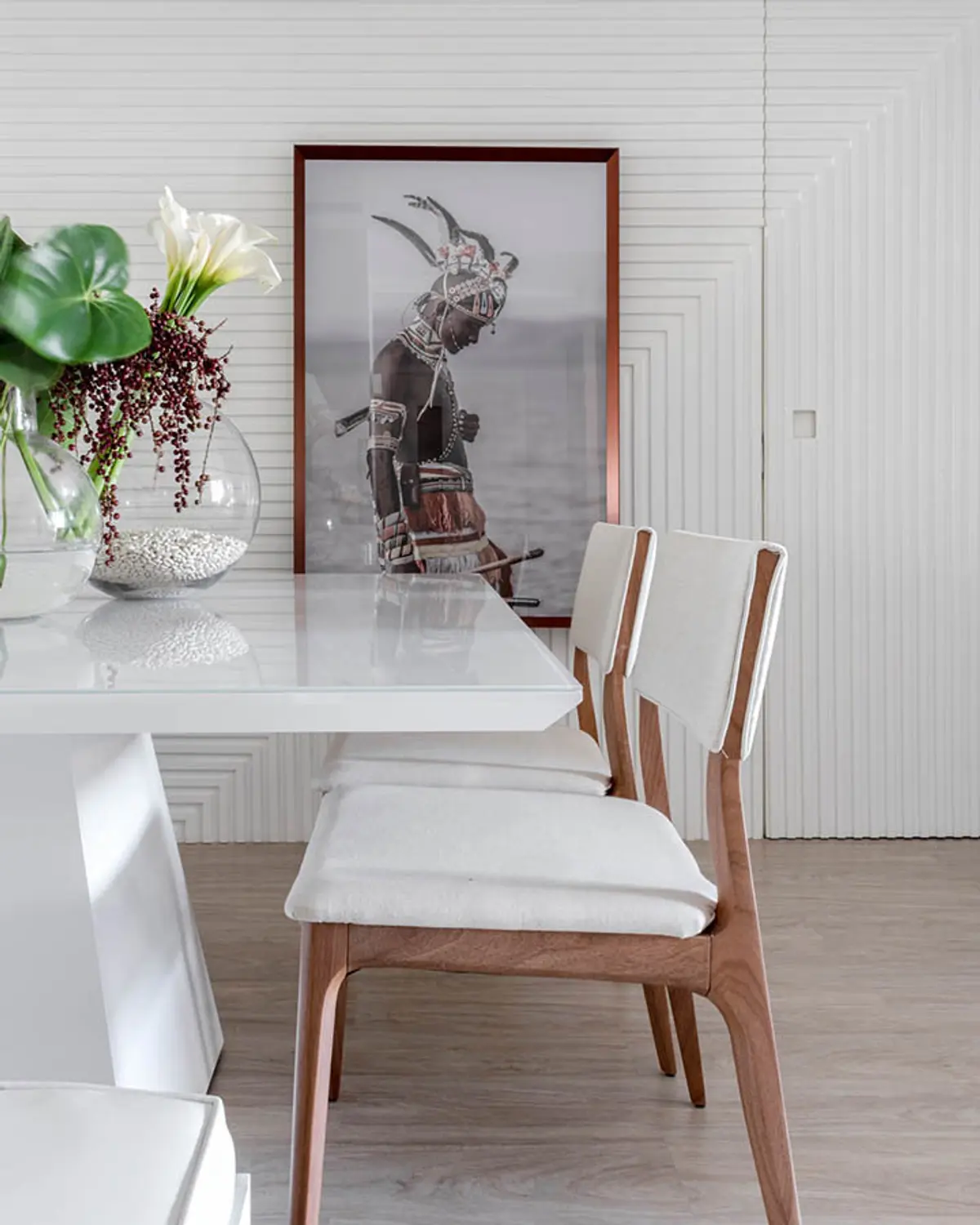 Comedor moderno blanco con silla de madera y arte contemporáneo — proyecto Apartamento Santa Rosa, por Amanda Miranda