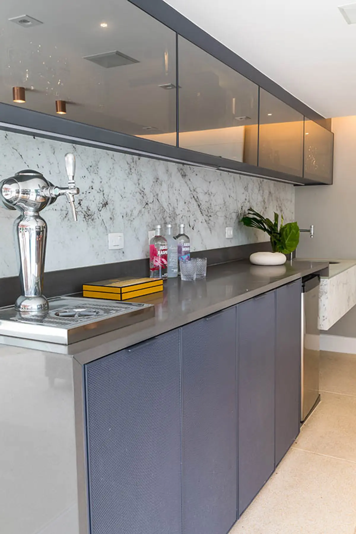 Cocina contemporanea con isla, mesada de marmol y muebles grises — proyecto Casa Barra ED, por Amanda Miranda