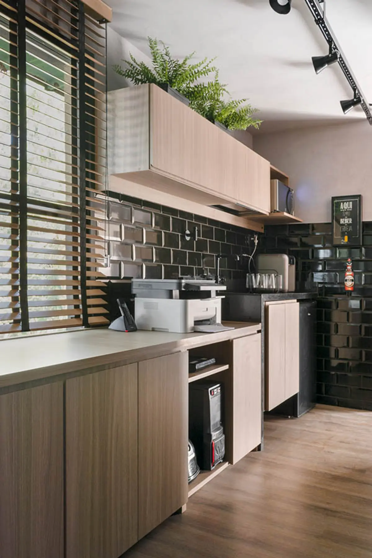 Cozinha Sem Ilha Estilo Moderno com cor predominante Cinza do Projeto Escritório Itaipu por Amanda Miranda