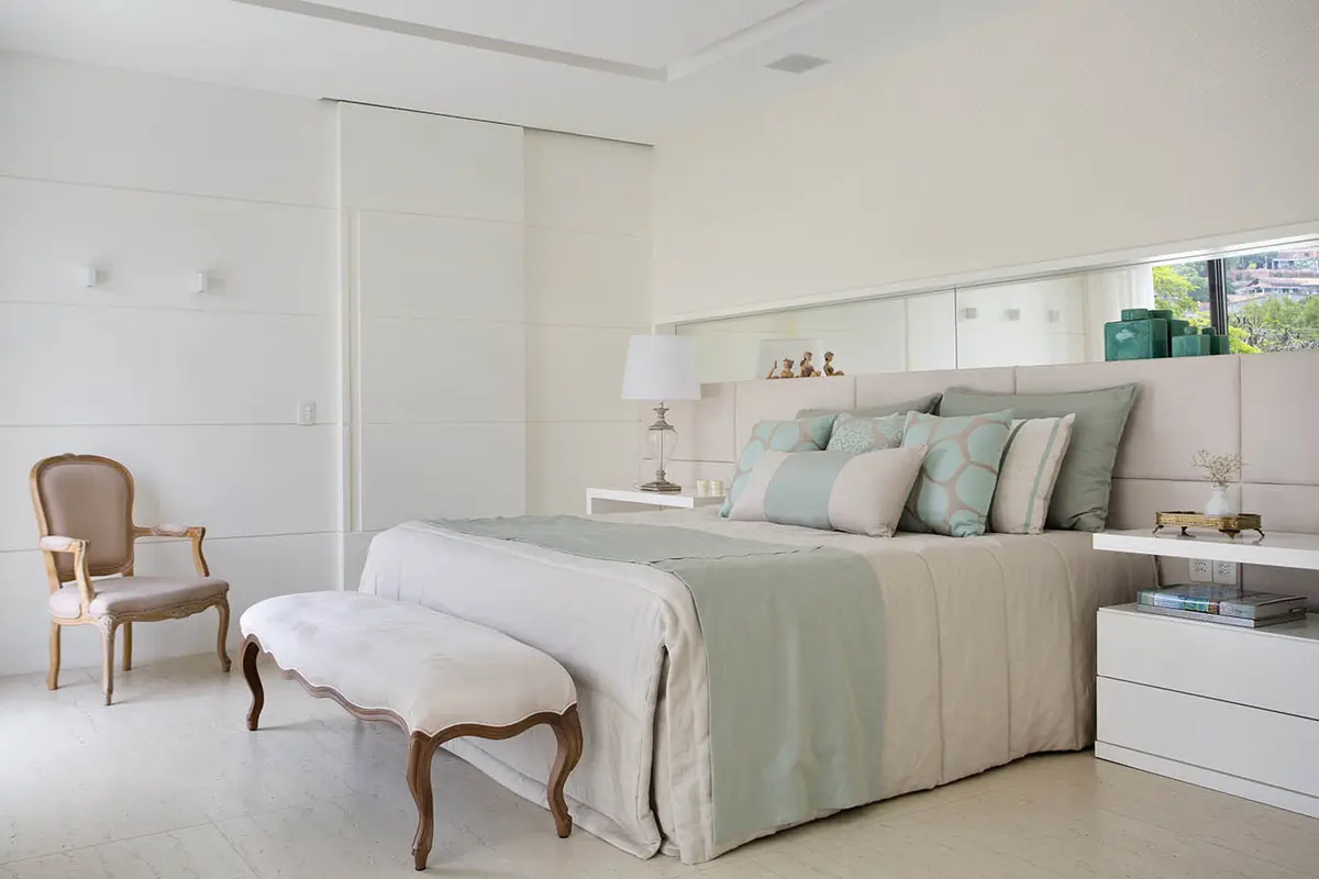 Quarto Quarto de casal com cor predominante Bege do Projeto Casa Jardim Ubá por Amanda Miranda