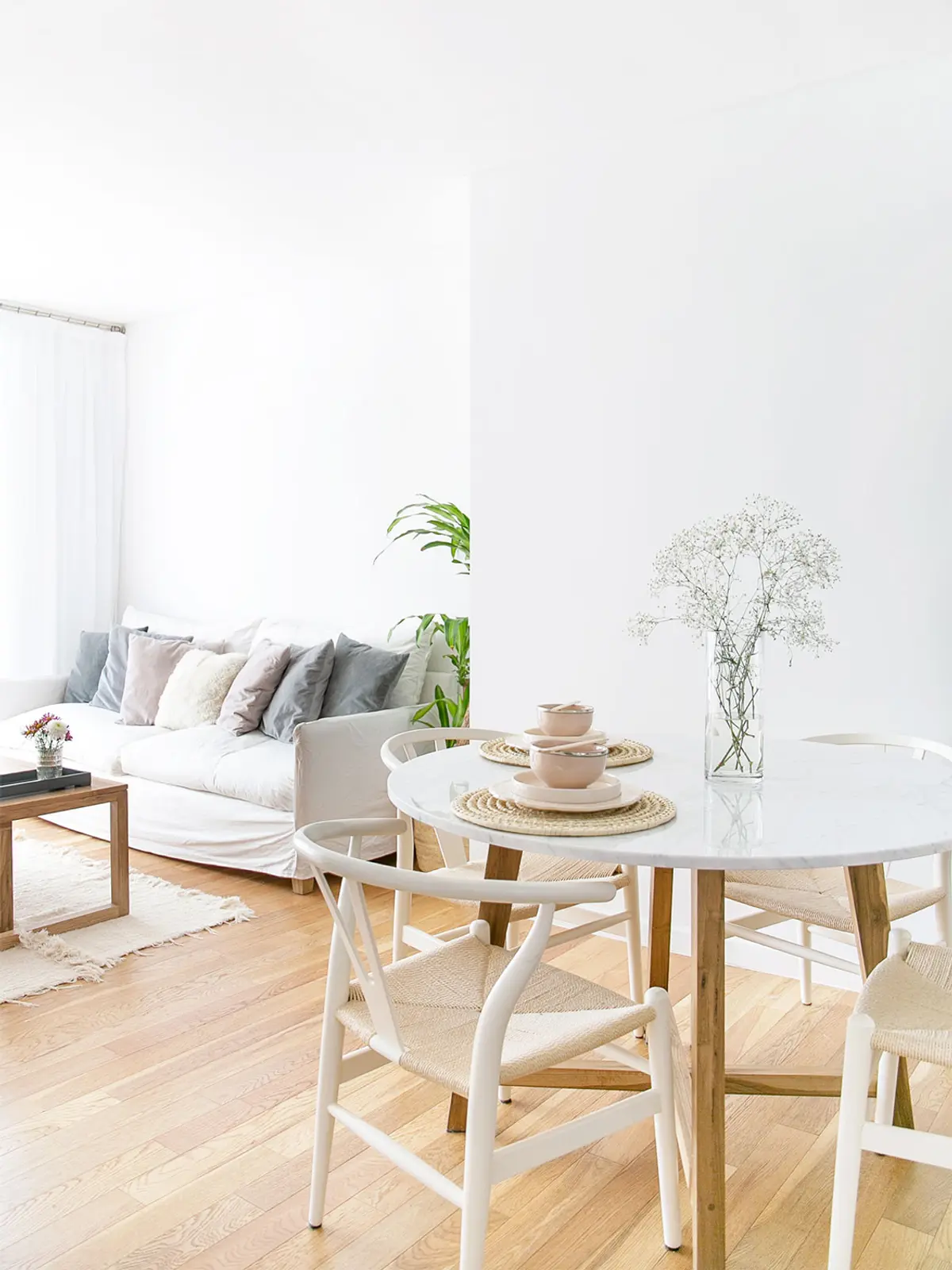 Sala de jantar e estar escandinava com luz natural e móveis claros — projeto Proyecto Cerviño, por Olivia D, em Palermo