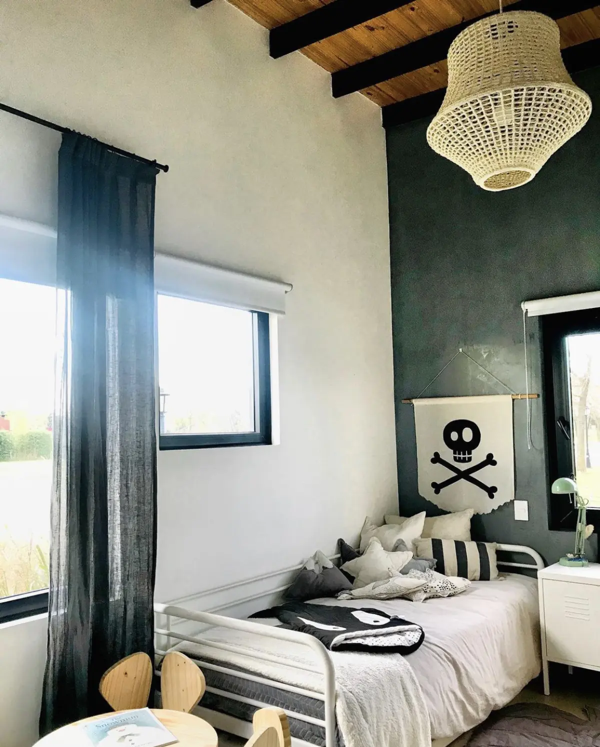 Dormitorio infantil rústico con detalles boho, lámpara de ratán y bandera pirata — proyecto Cuarto para Iggy, por Treno Deco Kids, en Pilar
