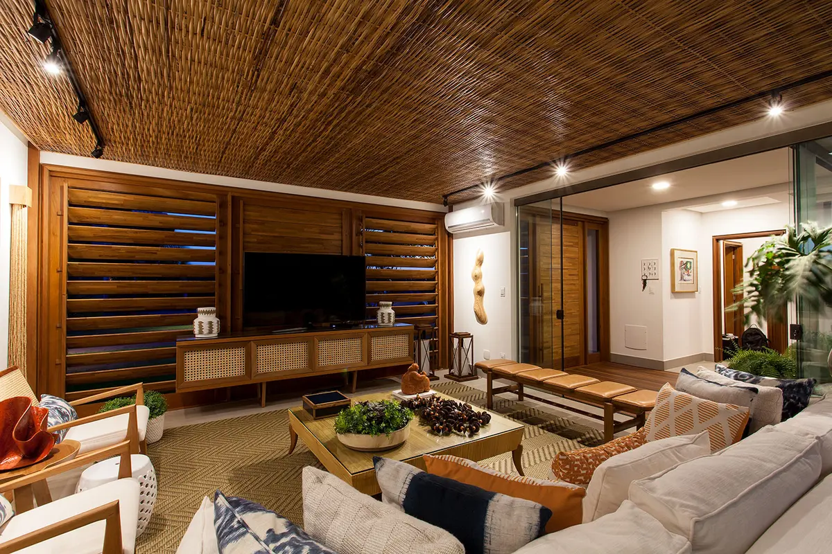 Sala Estilo Industrial com cor predominante Castanho do Projeto Residência FF por Milcent Arquitetura