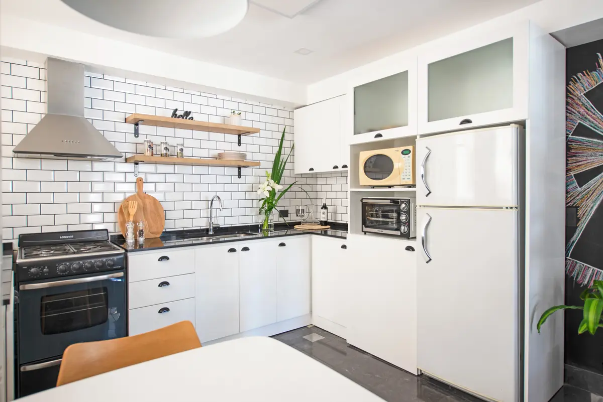 Cozinha moderna escandinava branca com azulejo de tijolo branco — projeto OBRA SALGUERO, por G+M Arquitectura, em CABA