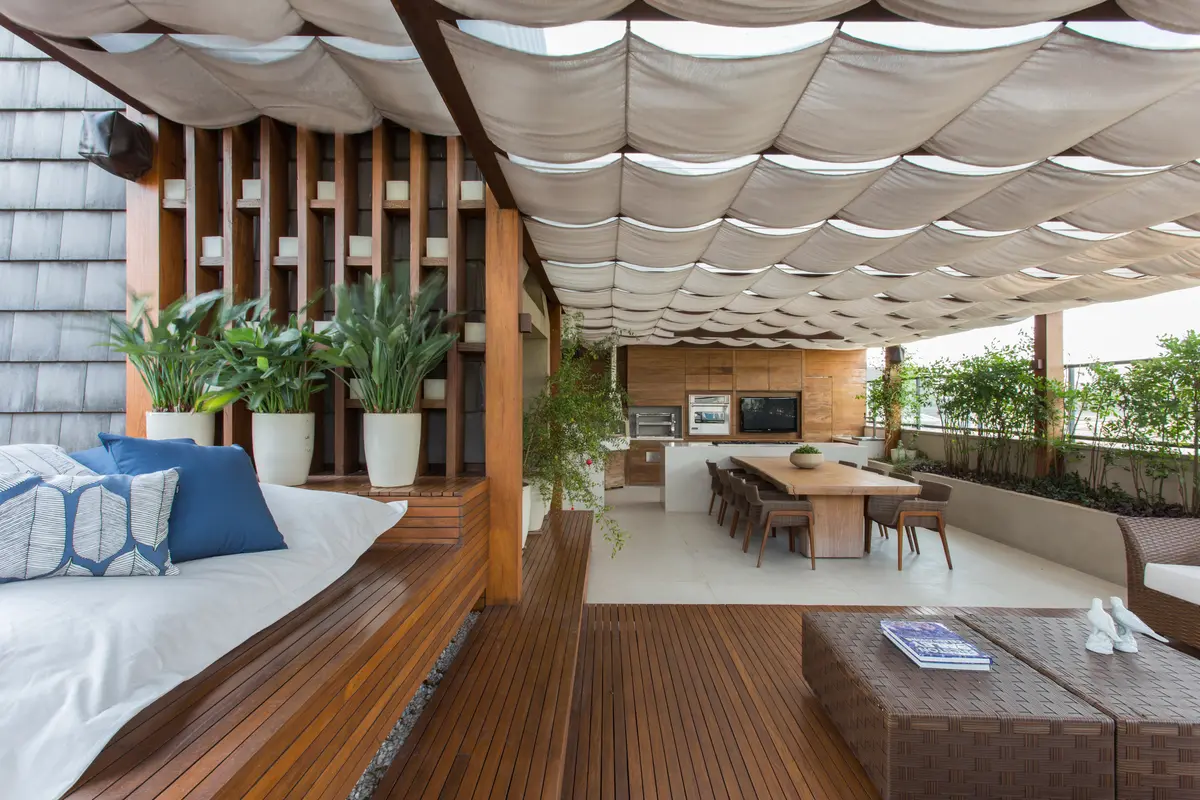 Varanda Gourmet com cor predominante Bege do Projeto Apartamento Alto de Pinheiros por Carolina Ferreira Arquitetura 