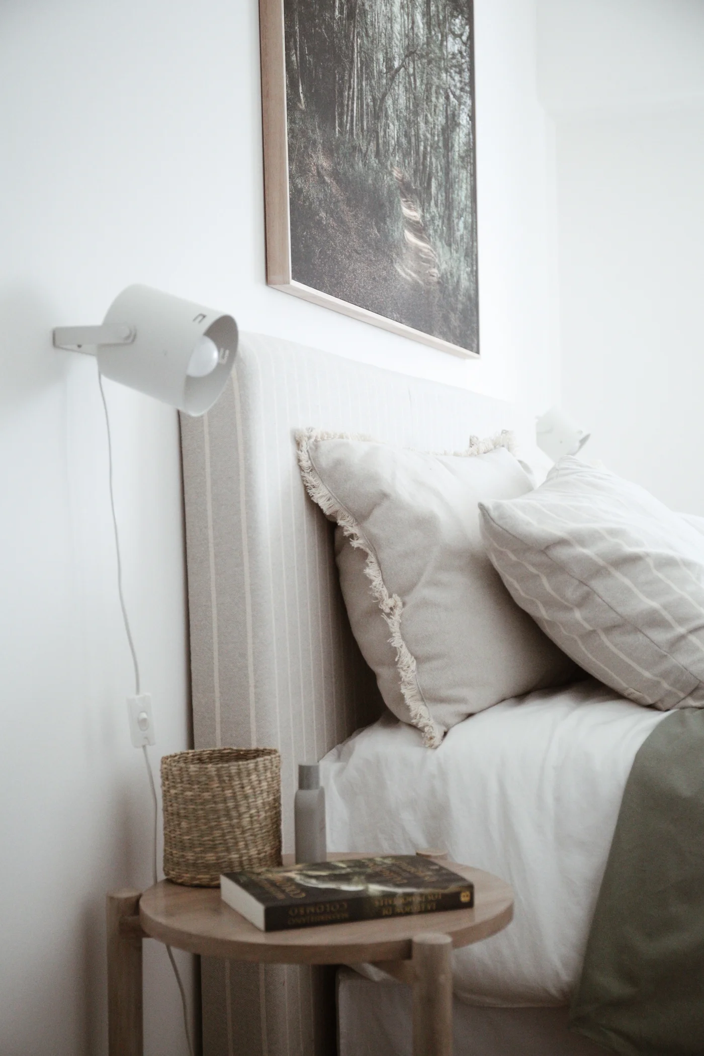 Dormitorio escandinavo con luz cálida y texturas naturales.