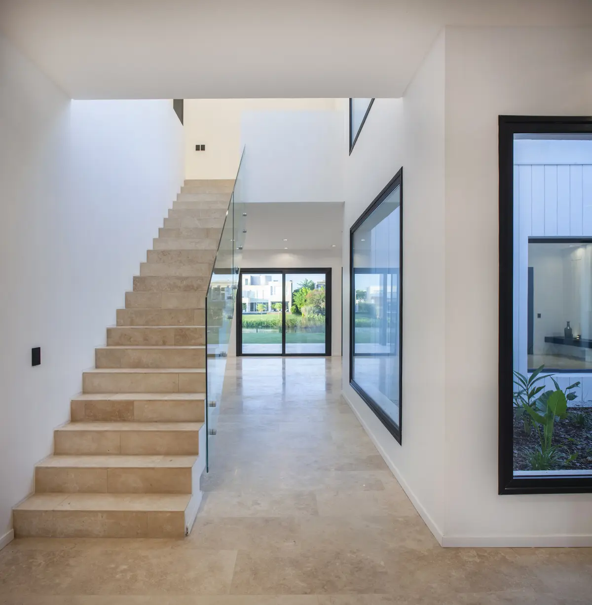 Escalera con color predominante Beige del Proyecto El Golf 137 por Build a Home Arquitectura