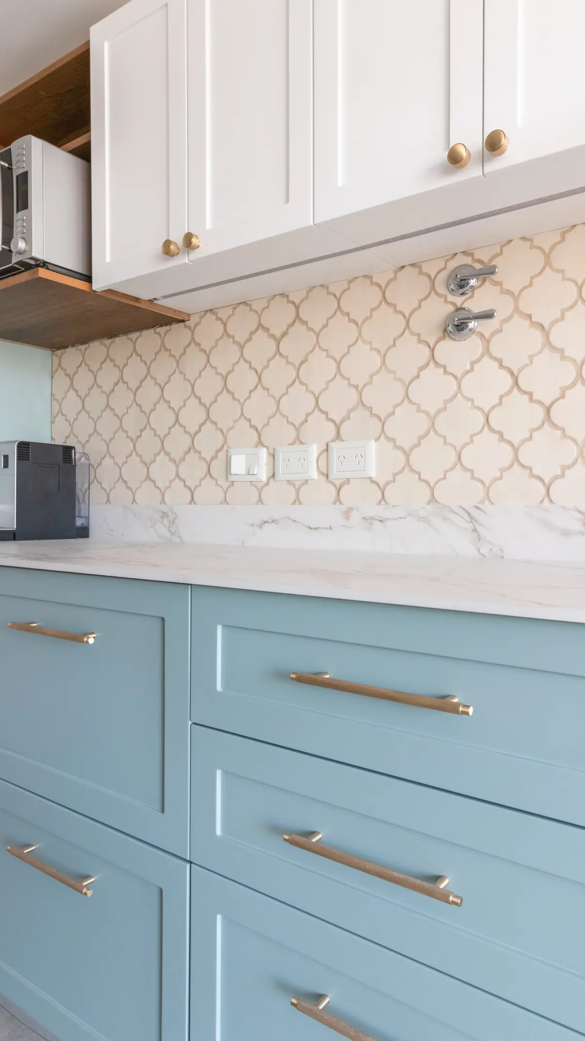 Cocina moderna con gabinetes azules y blancos y detalles dorados — proyecto Martinez - Estudio Libria, por ABEJA CONCEPT, en Belgrano