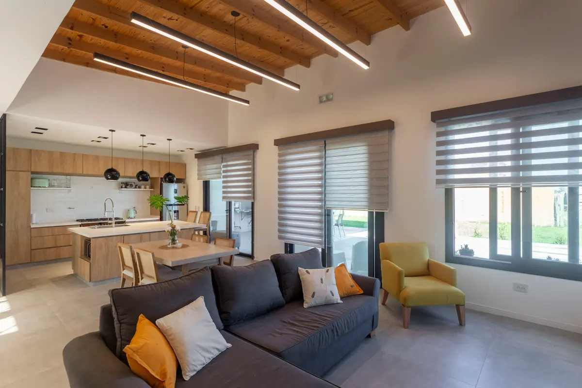 Sala de estar e jantar moderna com vigas de madeira e móveis cinza e amarelo — projeto Casa I&A, por Smr Arquitectura, em Canning