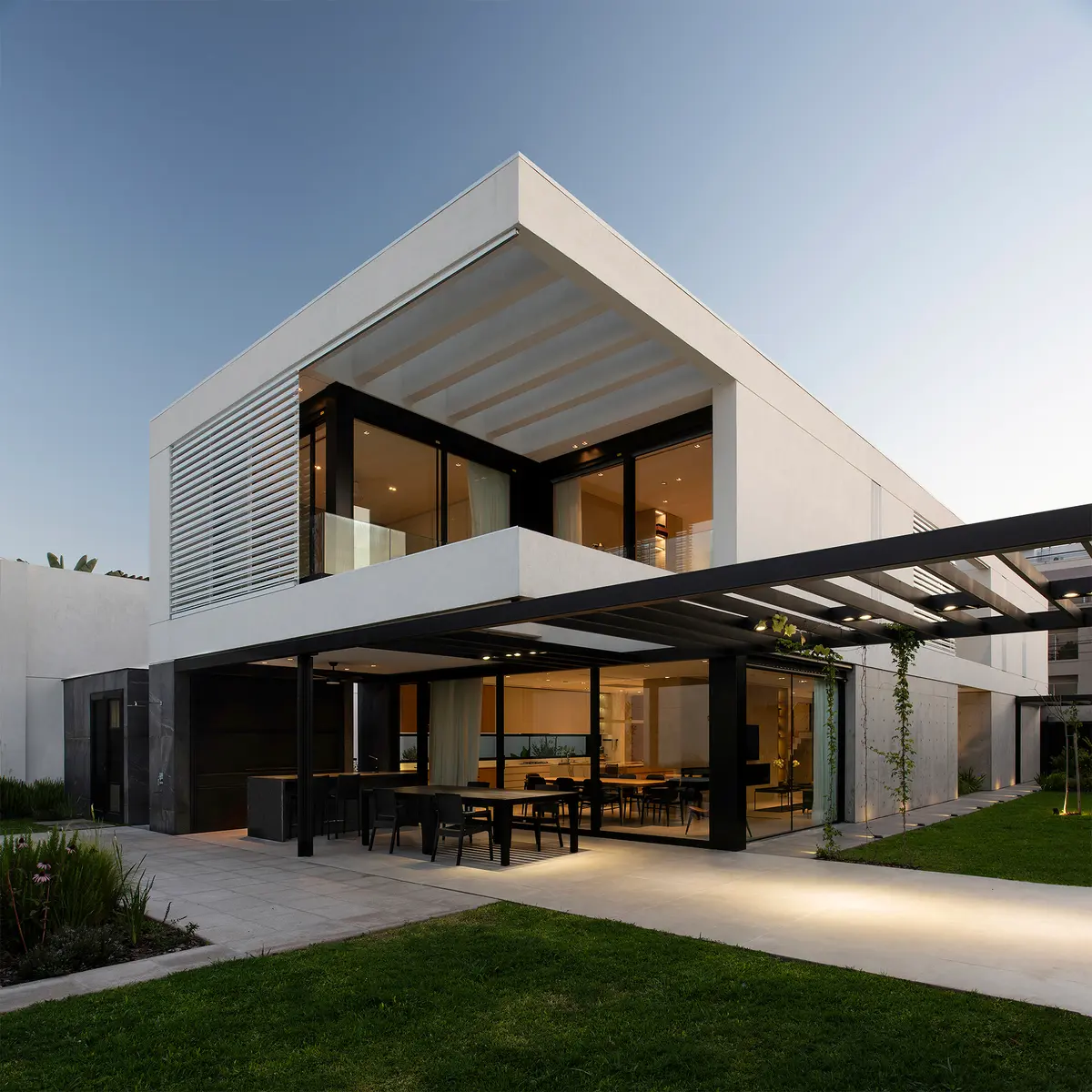 Fachada moderna con mucha luz y detalles en madera — proyecto CASA SD28, por GMARQ, en Buenos Aires