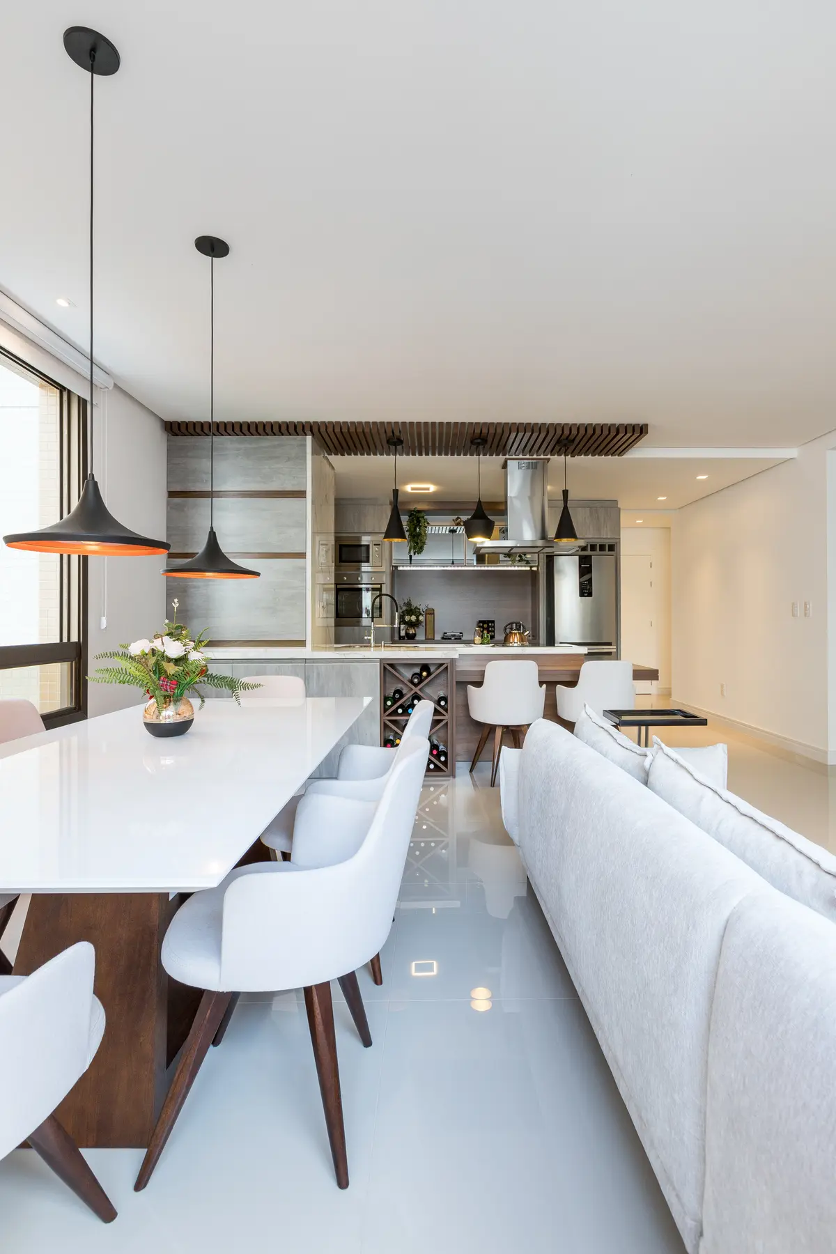 Cozinha Com Ilha Estilo Moderno com cor predominante Bege do Projeto Apto Sérgio e Lizandra por Coletivo Arquitetura