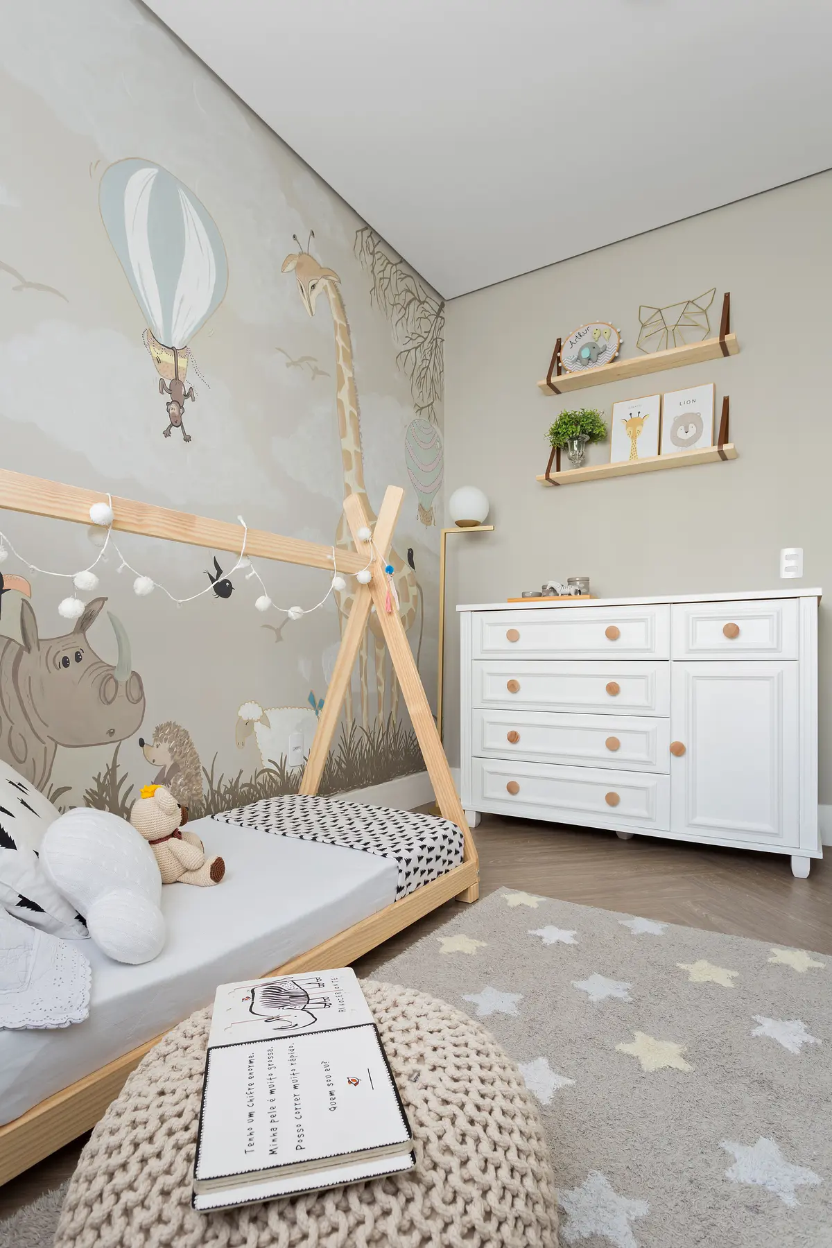 Quarto infantil com mural de animais, cama em teepee e cômoda branca — projeto Projeto Destaque Club&Casa, por Meet Arquitetura