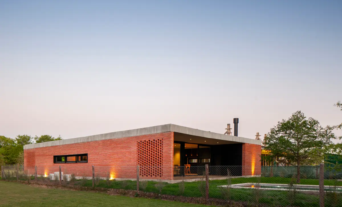 casa moderna de tijolos aparentes em ambiente rural — projeto Casa FLOIG, por V2 Arquitectos, em Villa Elisa