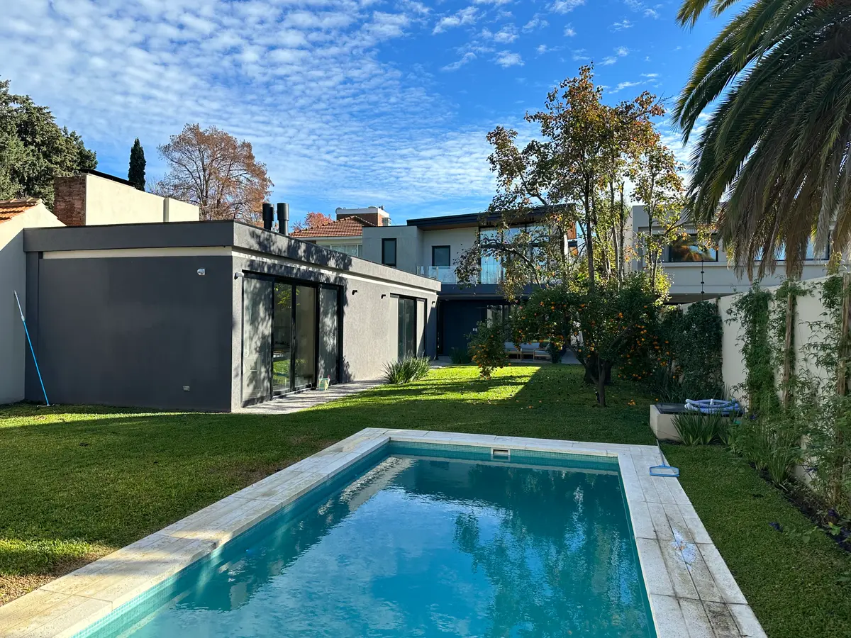 Casa moderna con piscina y jardín frondoso — proyecto Casa Belen, por Arq. Damian Fainzilber, en San Isidro