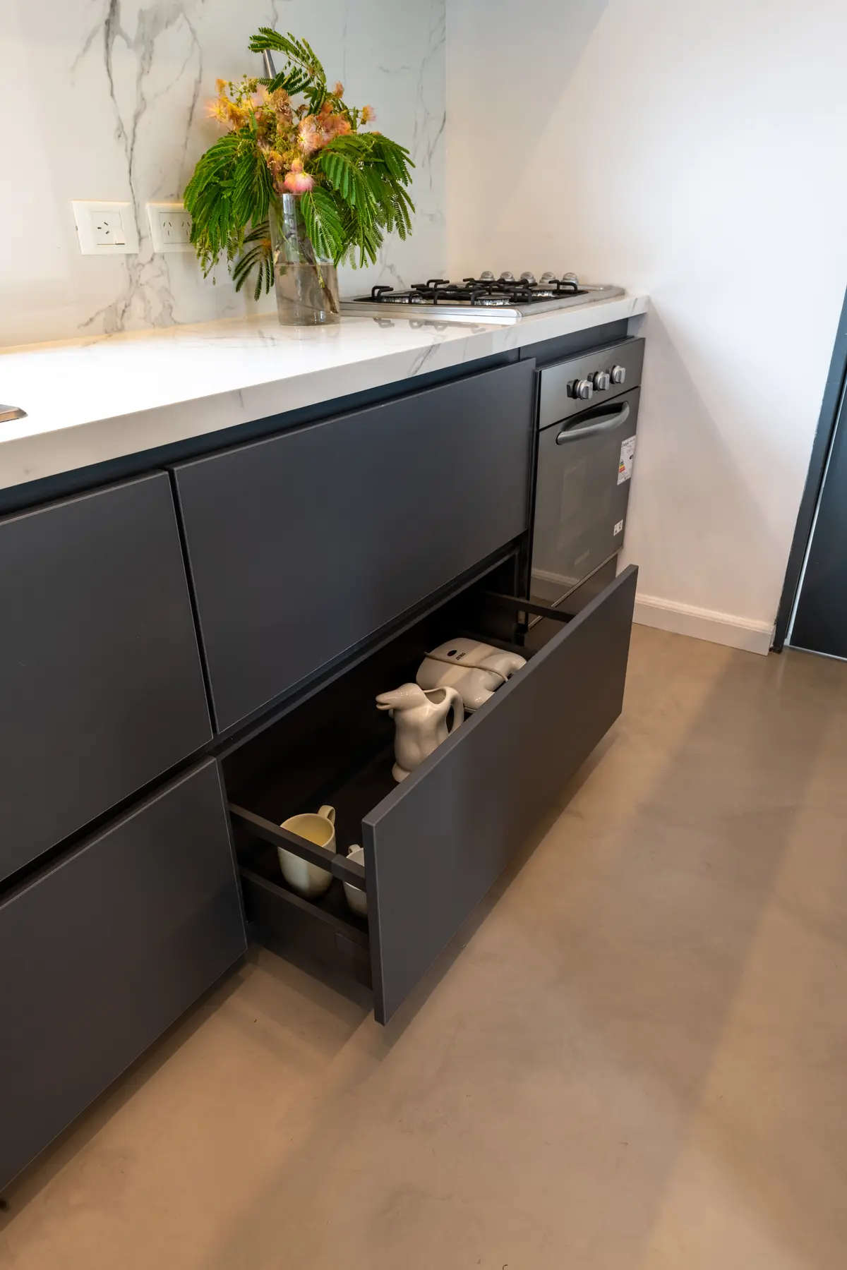 Cocina moderna con cajones grises y encimera de mármol — proyecto Santa Isabel - Andrea Gonzalez, por ABEJA CONCEPT, en Nordelta