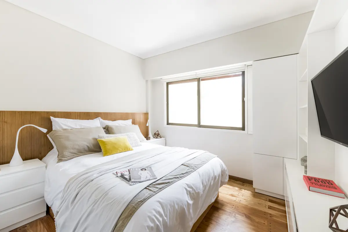 Dormitorio moderno minimalista con cama amplia y luz natural — proyecto Mansilla, por Estudio Basa, en CABA