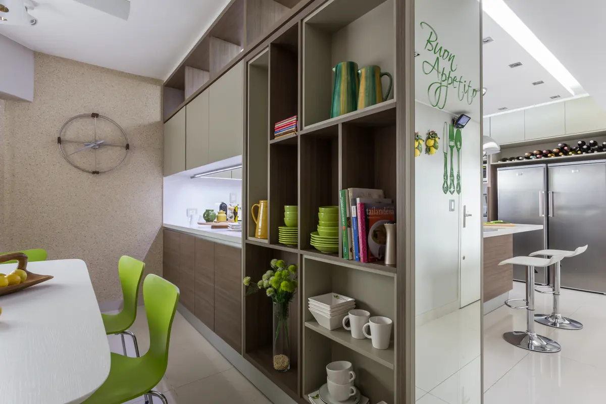 Cocina moderna con isla y sillas verdes — proyecto Piso en Belgrano II, por Gutman+Lehrer Arquitectas, en Belgrano